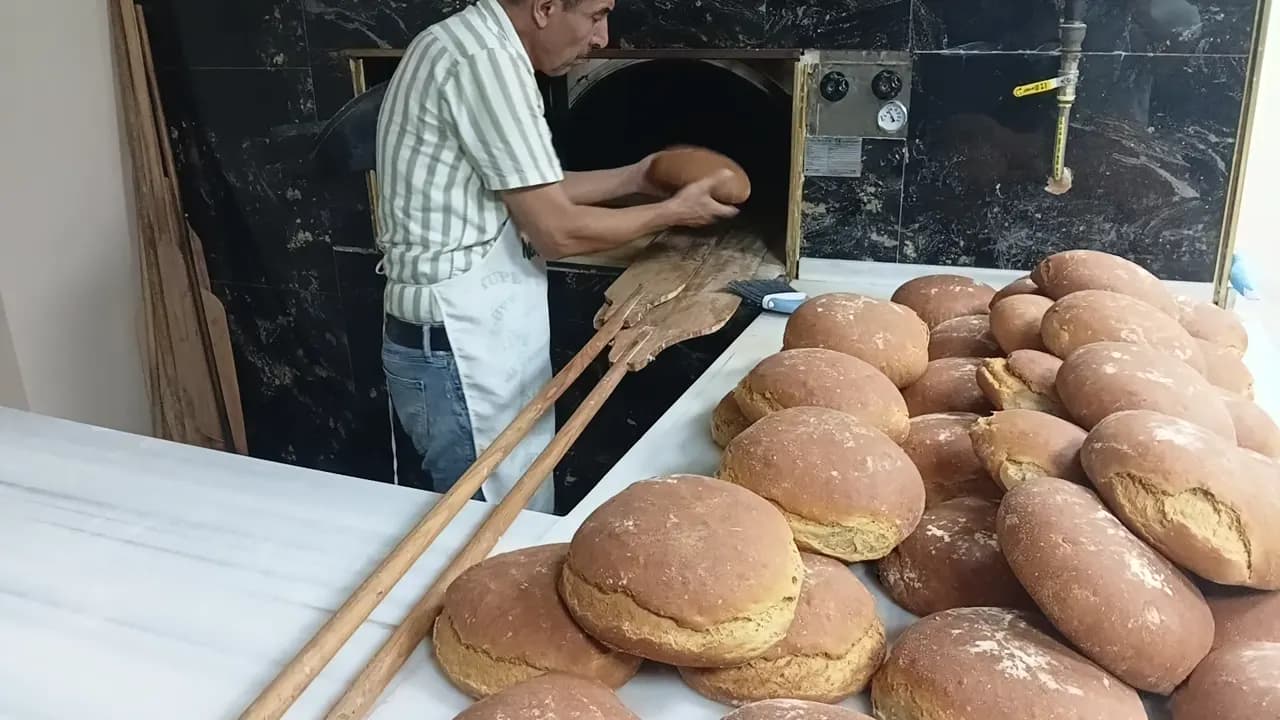 Bahar Pide taş fırınının başında ekmek çıkaran usta