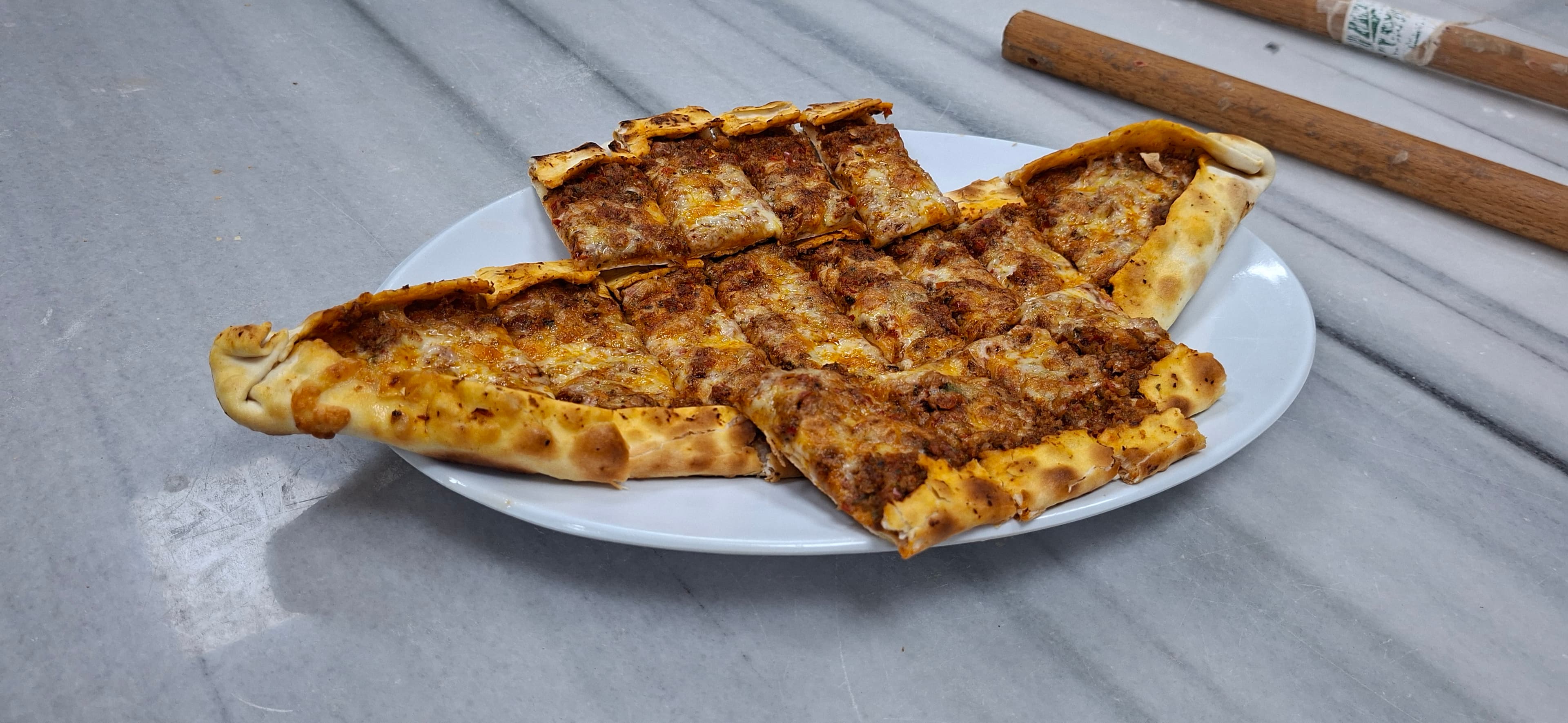 Bahar Pide’de tabakta servis edilen pide