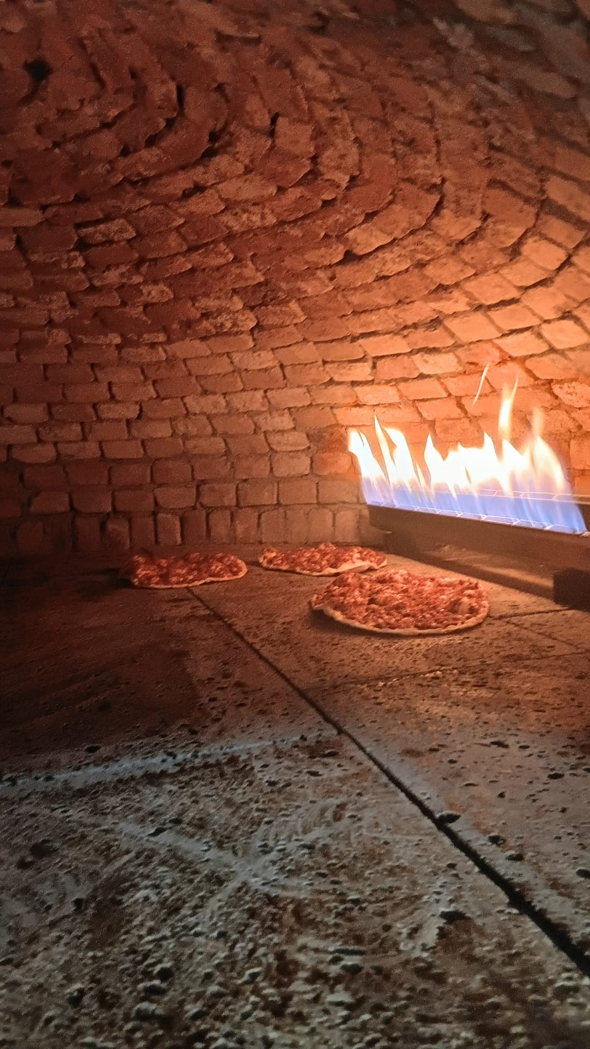 Taş fırının içinde pişen lahmacunlar ve fırın ateşi